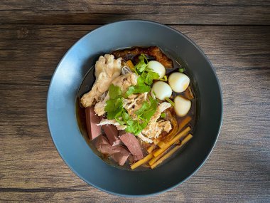 Tavuklu maw çorbası. Masada ye.