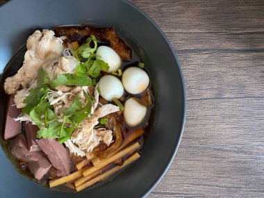 Tavuklu maw çorbası. Masada ye.