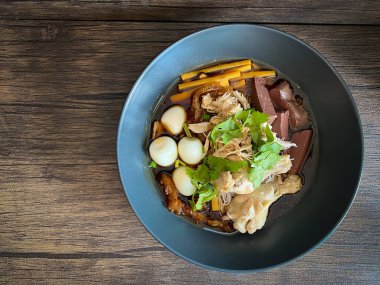 Tavuklu maw çorbası. Masada ye.