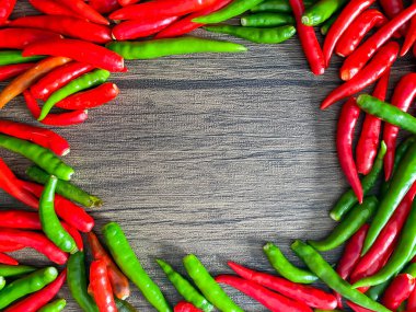 Taze kırmızı biber ve ahşap arkaplanda metin için boşluk