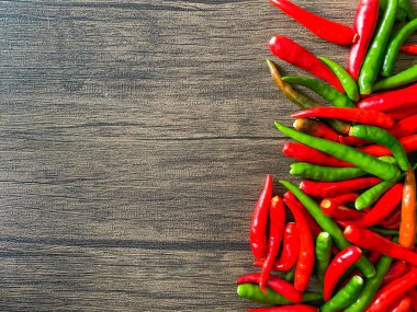 Taze kırmızı biber ve ahşap arkaplanda metin için boşluk