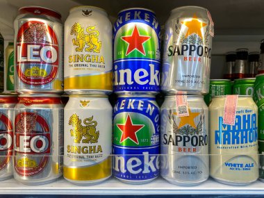 Bangkok Tayland - 09 Ağustos 2022: Süpermarkette satılık bir sürü bira