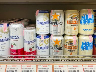 Bangkok Tayland - 22 Sep 2022: Foodland süpermarketi Sukhumvit 16 şubesinde satışa sunulan birçok bira şişesi