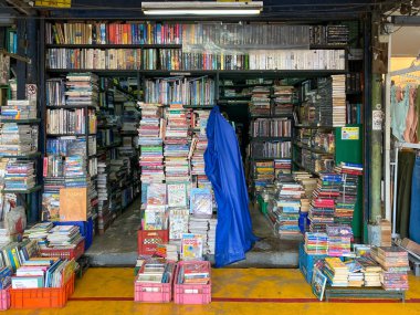 Bangkok Tayland - 24 Eylül 2022: Bangkok 'taki Chatuchak Haftasonu Pazarı' nda ikinci el kitabı dükkanı