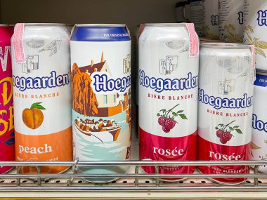 Bangkok Tayland - 22 Sep 2022: Foodland süpermarketi Sukhumvit 16 şubesinde satılık çok sayıda bira kutusu