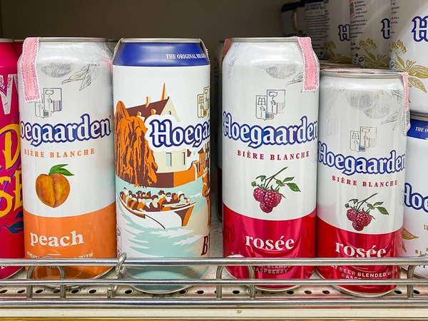 Bangkok Tayland - 22 Sep 2022: Foodland süpermarketi Sukhumvit 16 şubesinde satılık çok sayıda bira kutusu