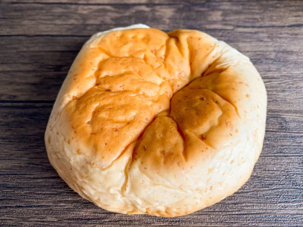 Masadaki Tahıllı Ekmek Yemeye Hazır — Stok fotoğraf