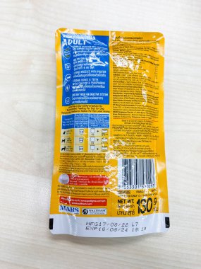 Bangkok Tayland - 29 Sep 2022: Ahşap masada bir paket Pedigree köpek maması