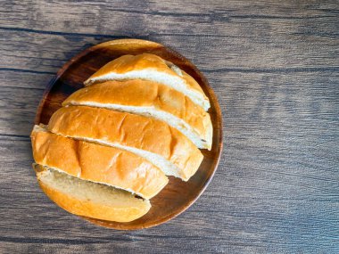 Tahta zeminde tam tahıllı ekmek hazır.