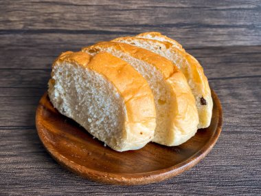 Tahta zeminde tam tahıllı ekmek hazır.