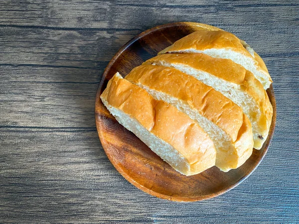 Ψωμί Ολικής Άλεσης Έτοιμο Για Κατανάλωση Στο Ξύλινο Φόντο — Φωτογραφία Αρχείου