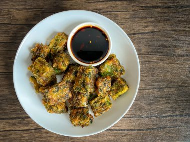 Kızarmış Çin soğanı masada yemeye hazır.