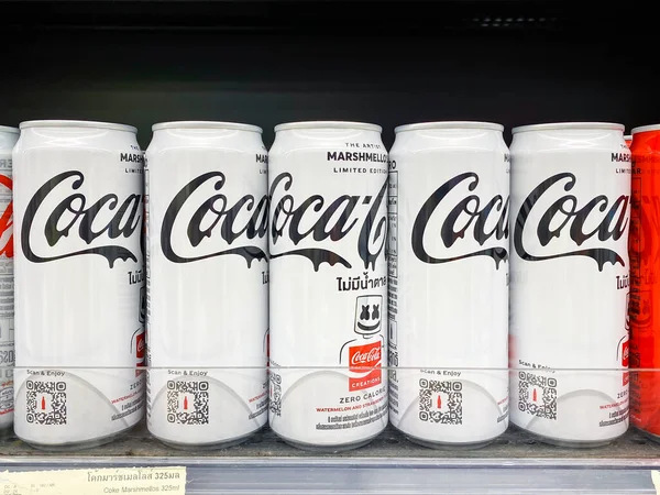 Bangkok Thaïlande Oct 2022 Nombreuses Canettes Coca Cola Sur Étagère — Photo