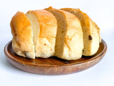 Beyaz arka planda tam tahıllı ekmek hazır. 