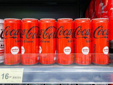 Bangkok Tayland - 02 Ekim 2022: Süpermarkadaki raflarda birçok Coca-Cola kutusu satılıyor