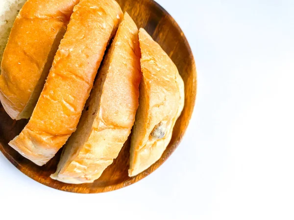Ψωμί Ολικής Άλεσης Έτοιμο Για Κατανάλωση Στο Λευκό Φόντο — Φωτογραφία Αρχείου