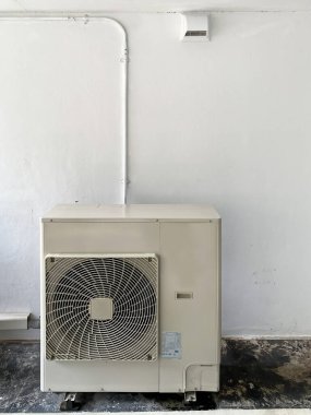 Binanın zemininde hava kompresörü çalışıyor.