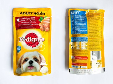 Bangkok Tayland - 02 Ekim 2022: Beyaz arka planda bir paket Pedigree köpek maması 