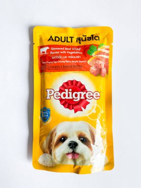Bangkok Tayland - 02 Ekim 2022: Beyaz arka planda bir paket Pedigree köpek maması 
