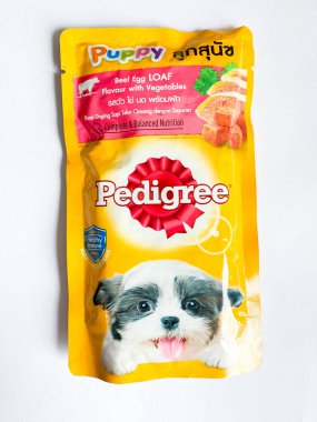 Bangkok Tayland - 02 Ekim 2022: Beyaz arka planda bir paket Pedigree köpek maması 