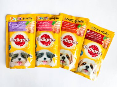 Bangkok Tayland - 02 Ekim 2022: Beyaz arka planda bir paket Pedigree köpek maması 