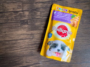 Bangkok Tayland - 29 Sep 2022: Ahşap masada bir paket Pedigree köpek maması