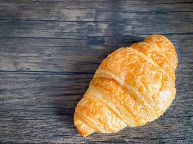 Tahta masada taze kruvasanla nefis bir kahvaltı.