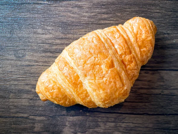 Lahodná Snídaně Čerstvým Croissantem Dřevěném Stole — Stock fotografie