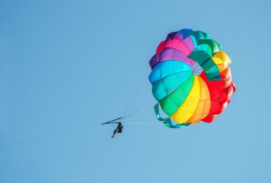 bir erkek Parasailing