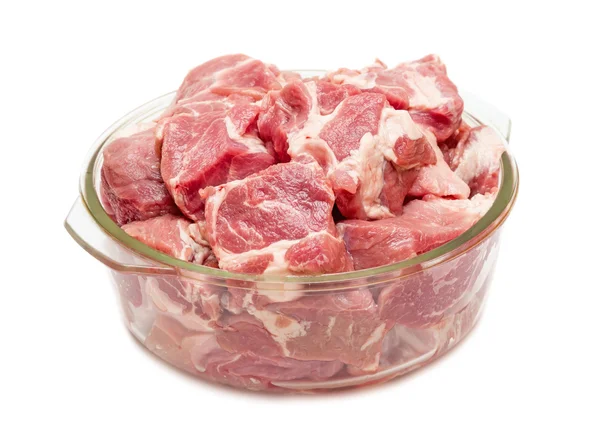 Stücke von frischem rohem Fleisch in Glaspfanne — Stockfoto