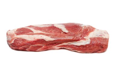 çiğ et beyaz üzerinde izole