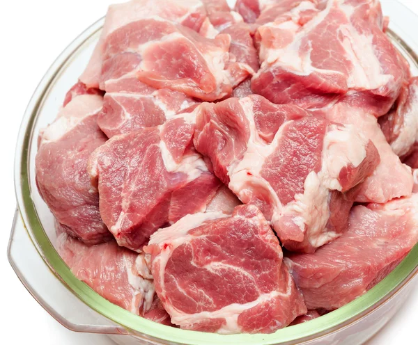 Bitar av rå kött i glas pannan närbild — Stockfoto