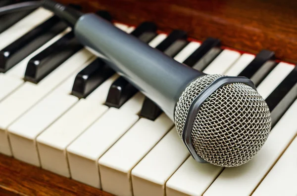 Microfono al pianoforte — Foto Stock