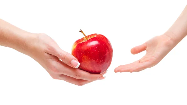 Frau schenkt Kindern Apfel — Stockfoto