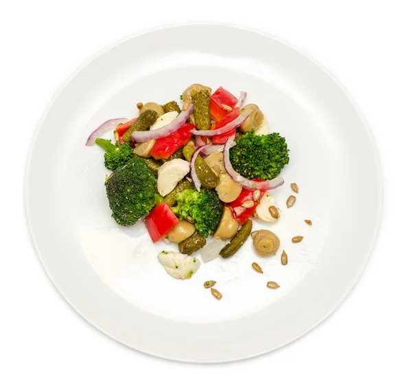 Ensalada de brócoli con pimientos en plato —  Fotos de Stock