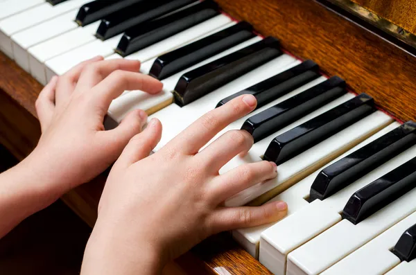 Criança mãos tocando piano — Fotografia de Stock