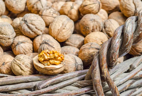 Nuez agrietada en canasta de mimbre — Foto de Stock