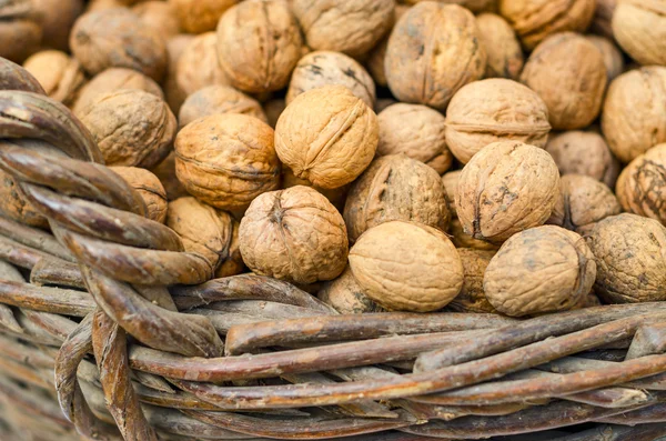 Nueces en canasta de mimbre — Foto de Stock