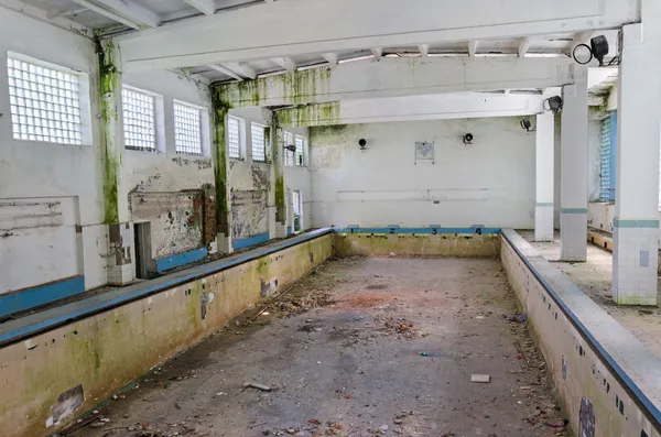 Abandoned swimming pool — Stock Photo, Image