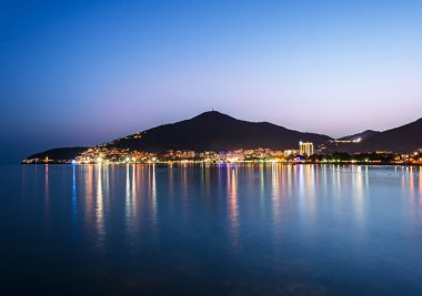 Işıklı Budva kıyı şeridi