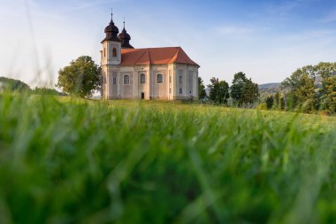 18. yüzyıldan kalma St. Margaret Kilisesi, Aonov yakınlarında. Czech kırsal kesiminde arkaplanda dağlarca duvar olan güzel bir kilise şapeli. Hava görünümü
