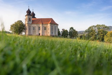 18. yüzyıldan kalma St. Margaret Kilisesi, Aonov yakınlarında. Czech kırsal kesiminde arkaplanda dağlarca duvar olan güzel bir kilise şapeli. Hava görünümü