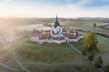 Nepomuk 'lu Aziz John Kilisesi' nin hava manzarası. Zdar nad Sazavou. Zelena Hora 'nın Pilgrim Kilisesi. UNESCO 'nun Dünya Mirası Bölgesi Çek Cumhuriyeti' nde sonbaharda gün doğumunda güzel bir altın sabah ışığı altında