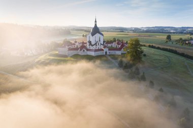 Nepomuk 'lu Aziz John Kilisesi' nin hava manzarası. Zdar nad Sazavou. Zelena Hora 'nın Pilgrim Kilisesi. UNESCO 'nun Dünya Mirası Bölgesi Çek Cumhuriyeti' nde sonbaharda gün doğumunda güzel bir altın sabah ışığı altında
