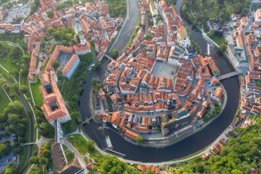 1992 'den beri UNESCO' nun Dünya Mirası Alanı olan ünlü Cesky Krumlov Şatosu 'nun tarihi şehri Cesky Krumlov' un hava manzarası, Çek Cumhuriyeti 'nin sonbaharda gündoğumunda güzel bir altın sabah ışığında, Avrupa' da görülüyor.