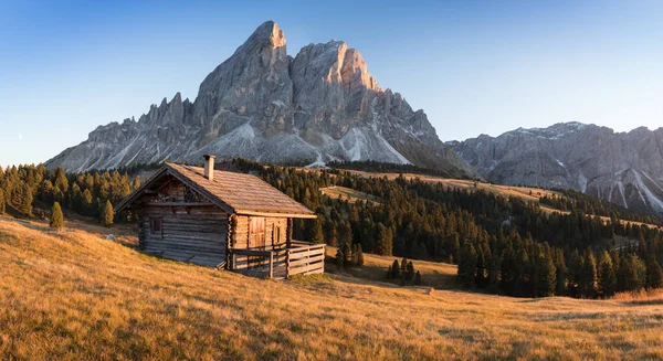 Alpine Landschaft Von Bäumen Umgebene Holzhütte Den Dolomiten Südtirol Beliebtes — Stockfoto