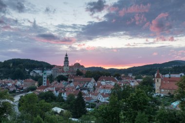 Tarihi Cesky Krumlov 'un 1992' den beri UNESCO 'nun Dünya Mirası Alanı olan ünlü Cesky Krumlov Kalesi' nin panoramik manzarası, Çek Cumhuriyeti 'nin sonbaharda gün doğumunda güzel bir altın sabah ışığı altında