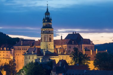 Tarihi Cesky Krumlov 'un 1992' den beri UNESCO 'nun Dünya Mirası Alanı olan ünlü Cesky Krumlov Kalesi' nin panoramik manzarası, Çek Cumhuriyeti 'nin sonbaharda gün doğumunda güzel bir altın sabah ışığı altında