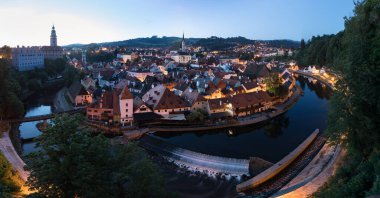 Tarihi Cesky Krumlov 'un 1992' den beri UNESCO 'nun Dünya Mirası Alanı olan ünlü Cesky Krumlov Kalesi' nin panoramik manzarası, Çek Cumhuriyeti 'nin sonbaharda gün doğumunda güzel bir altın sabah ışığı altında