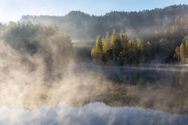 Piękne Kolorowe Drzewa Jeziorem Jesienią Krajobraz Fotografia Późna Jesień Wczesna — Zdjęcie stockowe
